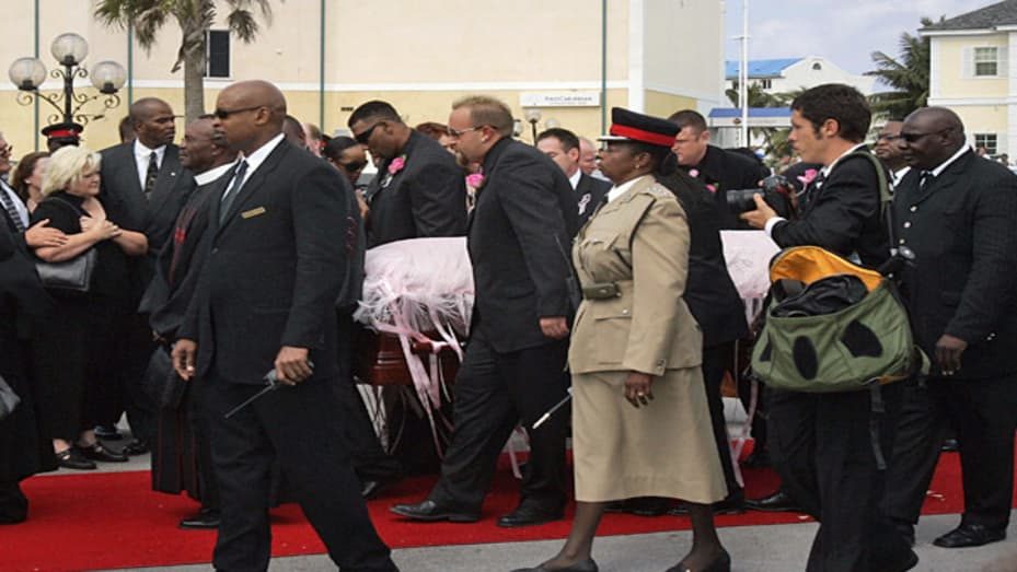 44960348-anna-nicole-smith-most-extravagant-funerals-cnbc-4220007