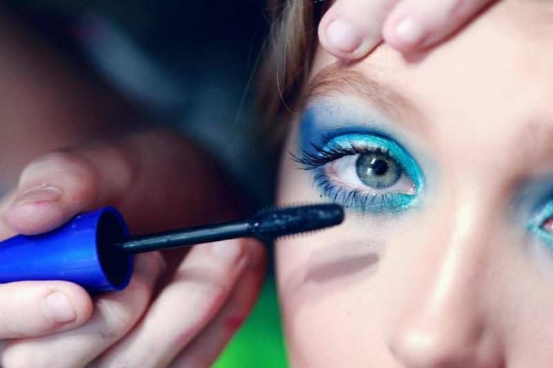 blue-mascara-90862-8129353