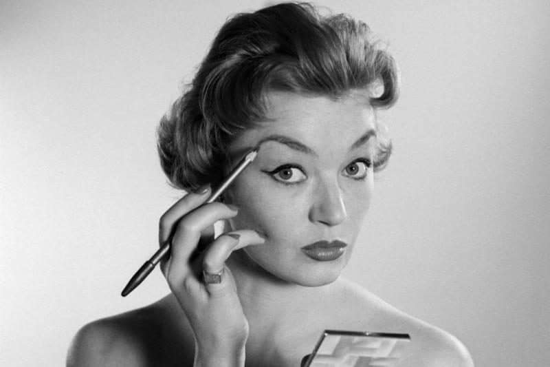 drawing-eyebrows-41825-8523394