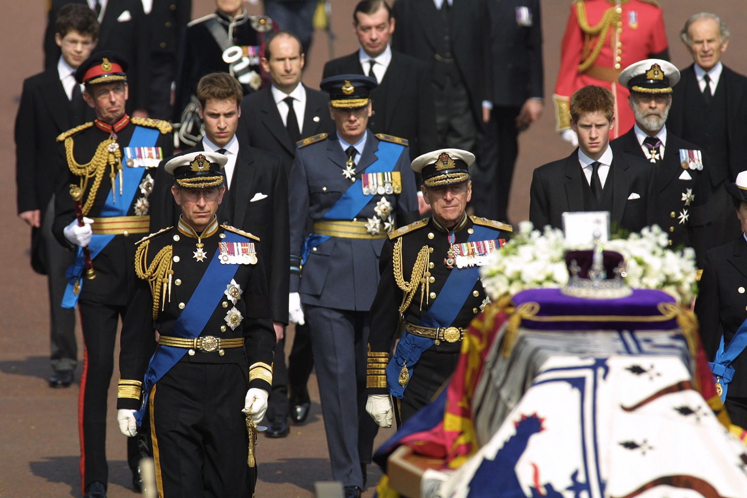 the-coffin-carrying-the-queen-mother-departs-from-st-james-news-photo-1602863811-scaled-3056805