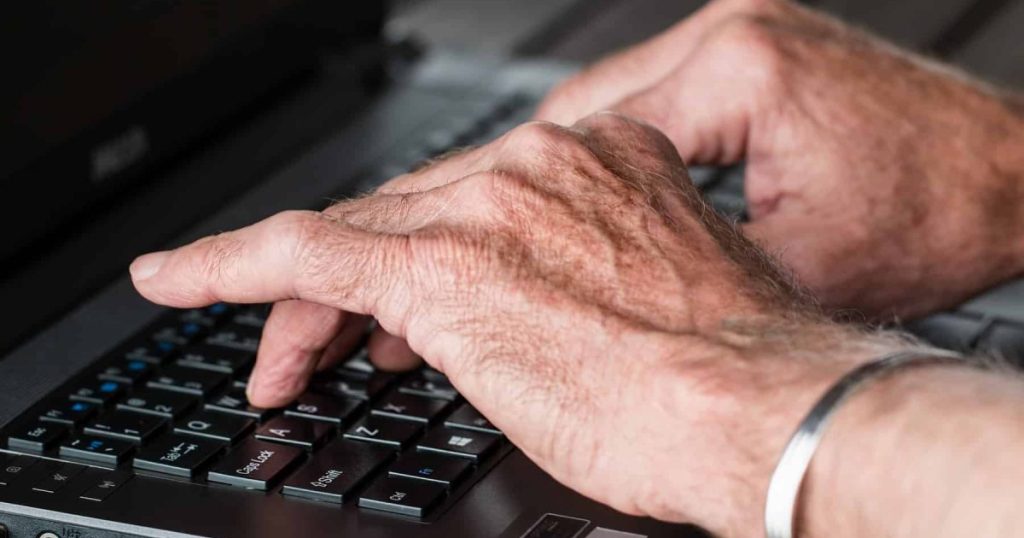hands-g43e8d1360_1920