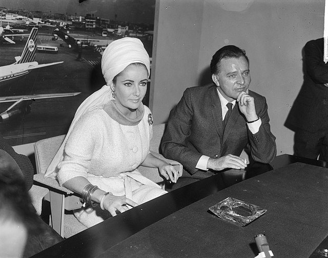 liz_taylor_en_richard_burton_tijdens_persconferentie_op_schiphol_betreft_film__bestanddeelnr_917-6939