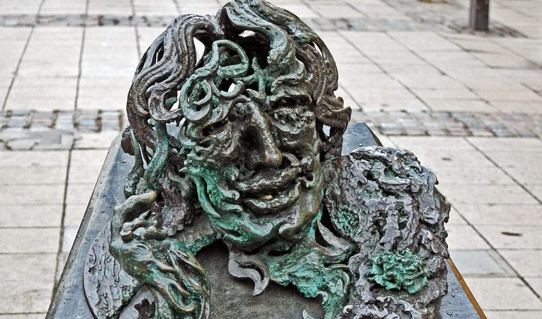 Bust of oscar wilde looking absolutely messed up.