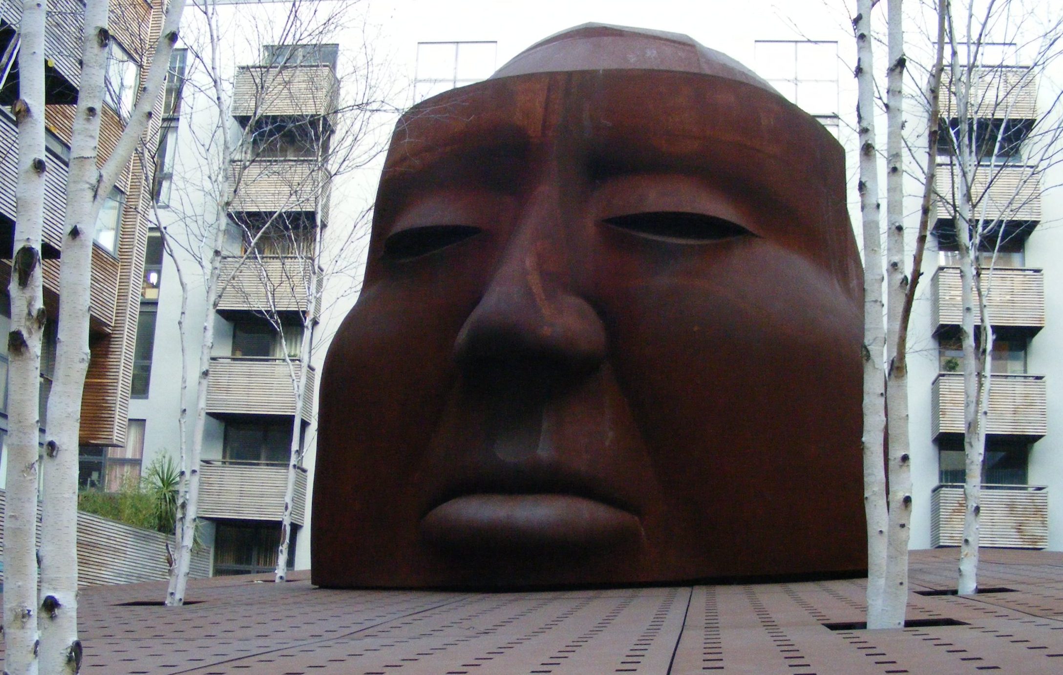 alfred_hitchcock_sculpture_gainsborough_studios_london_2007