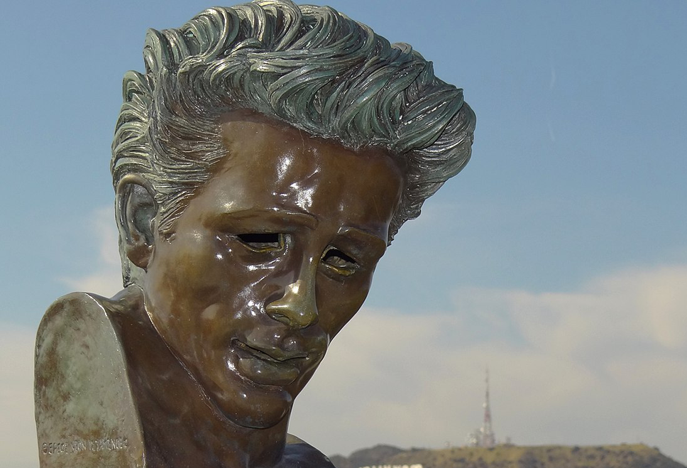 bust_of_james_dean_with_hollywood_sign_in_background_-_griffith_observatory_-_los_angeles_ca_-_usa_6914401045