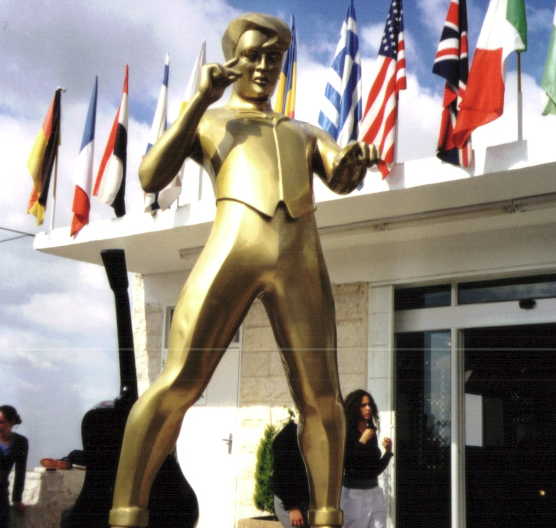 elvis_presley_cafe_statue_israel