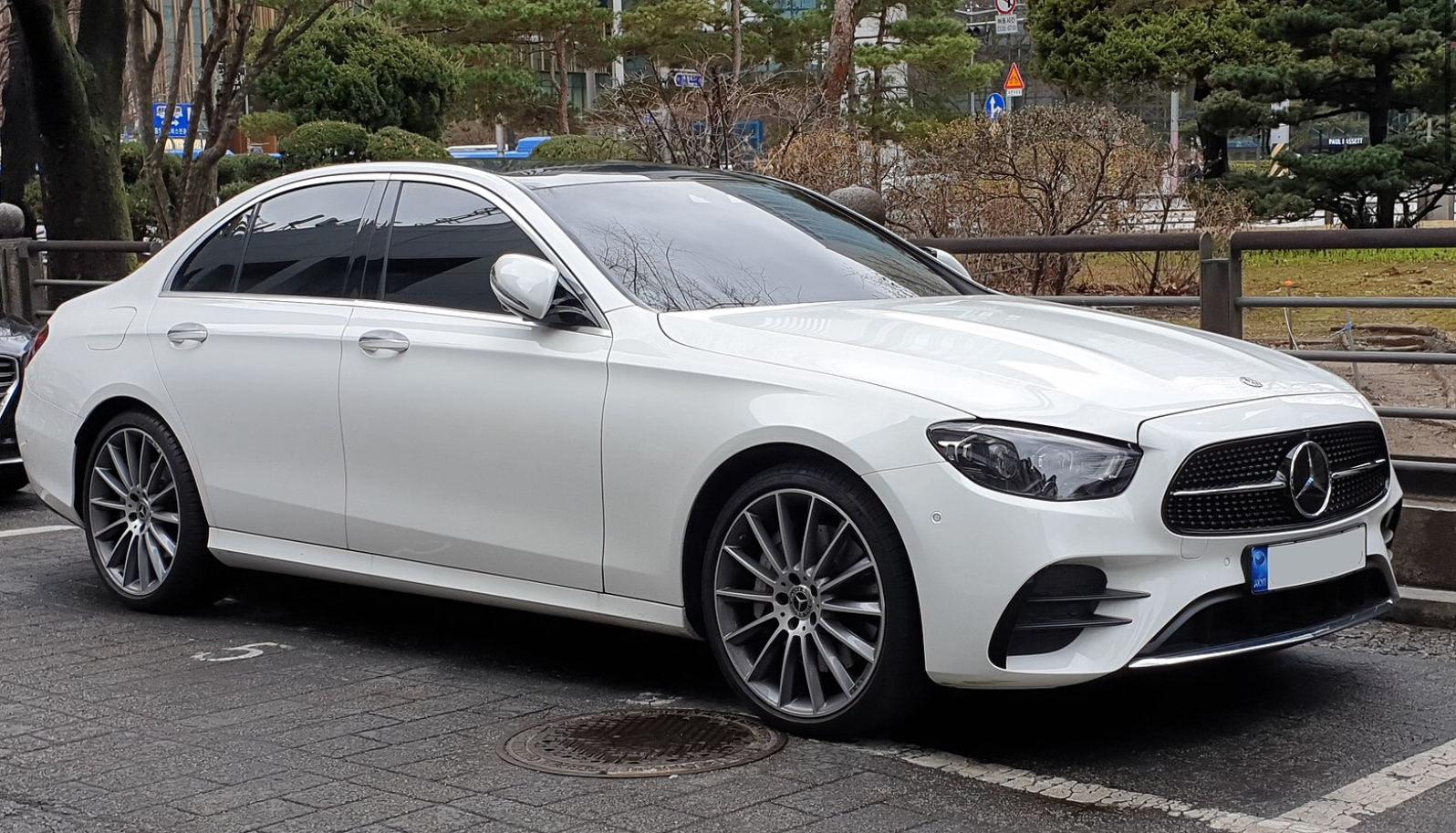 mercedes-benz_w213_e_350_4_matic_amg_line_white_cropped-2
