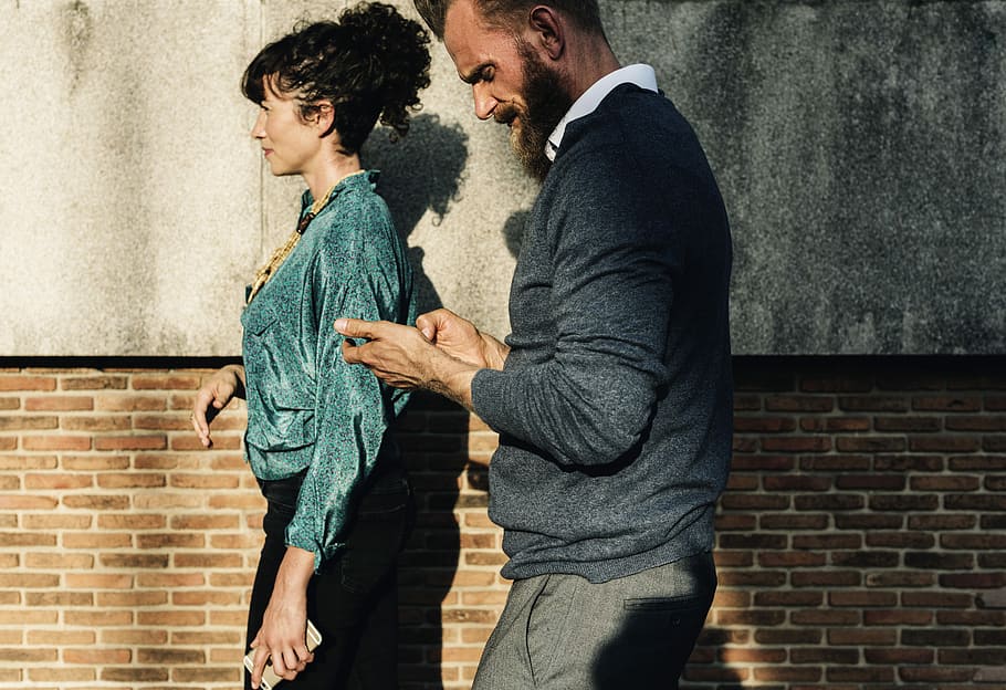 couple-fashion-brick-wall-walking