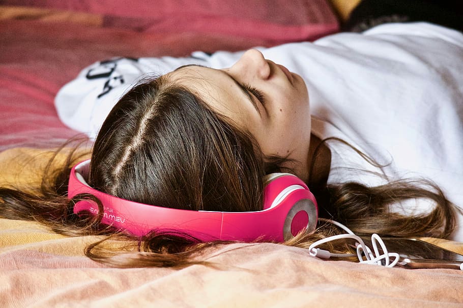 girl-relaxation-listening-music