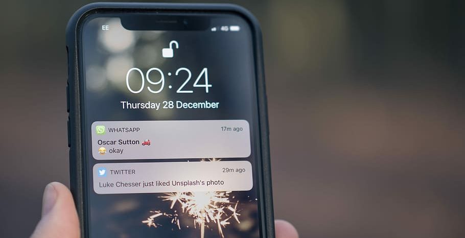 phone-screen-notification-whatsapp