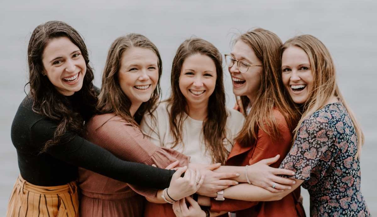 women-young-women-friendship-young-woman-friends-best-friend-ladies-confident-woman_t20_ro03el-2