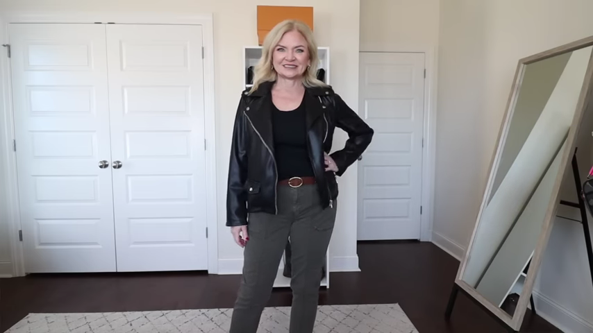 1009-2023-outfit-ideas-women-over-50-jennifer-aniston-inspired-looks-fashionover50-over50-over40-00-09-30