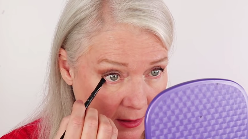 734-tips-to-minimize-wrinkles-aging-with-eye-makeup-00-13-34