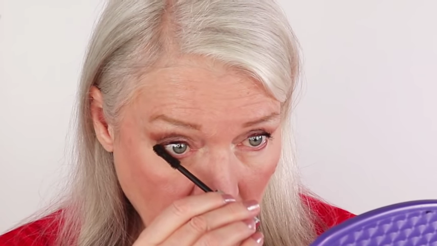 734-tips-to-minimize-wrinkles-aging-with-eye-makeup-00-14-10