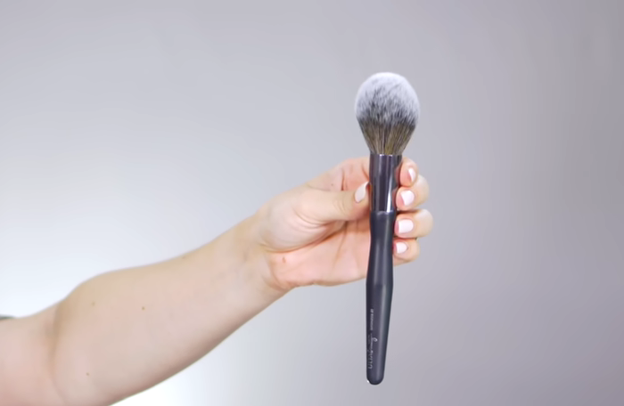 859-top-10-must-have-makeup-brushes-00-05-18