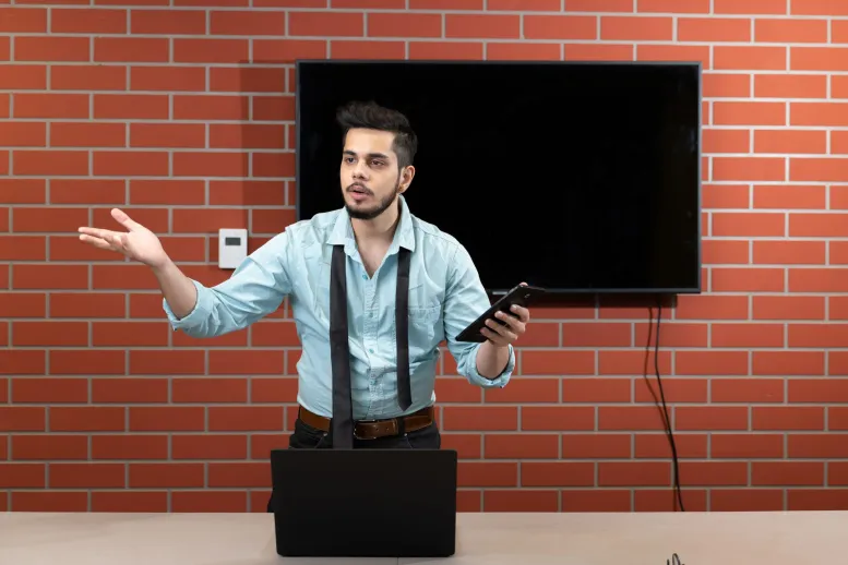 an-annoyed-boss-explaining-125928-pixahive