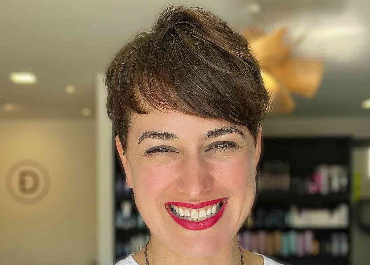 cute-side-swept-pixie-for-40-year-olds