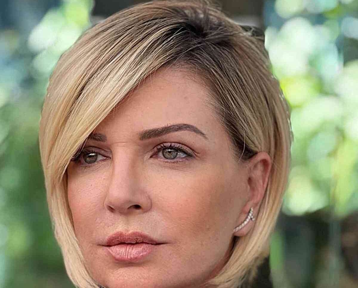 jaw-length-rooted-blonde-bob-for-ladies-aged-40