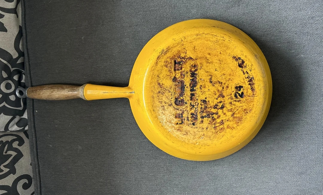 le-creuset-vintage-pan-50-cents-garage-sale-find-before-and-v0-spmx59adn24b1