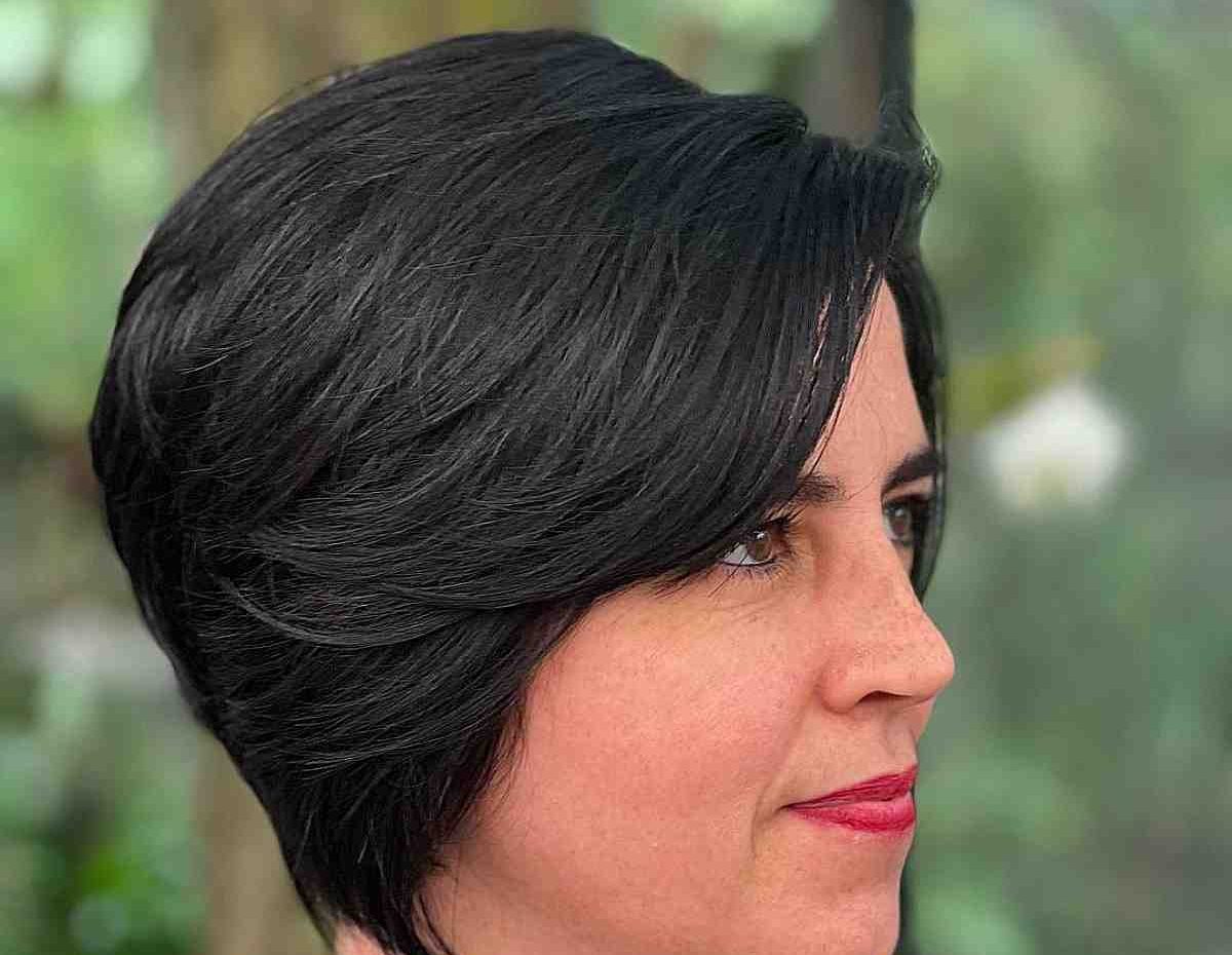 short-black-hairstyle-for-ladies-in-their-40s