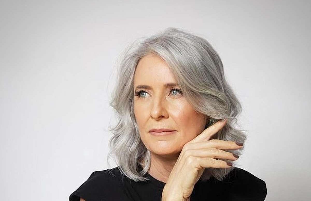 side-part-shoulder-length-hair-with-soft-waves-for-women-over-fifty