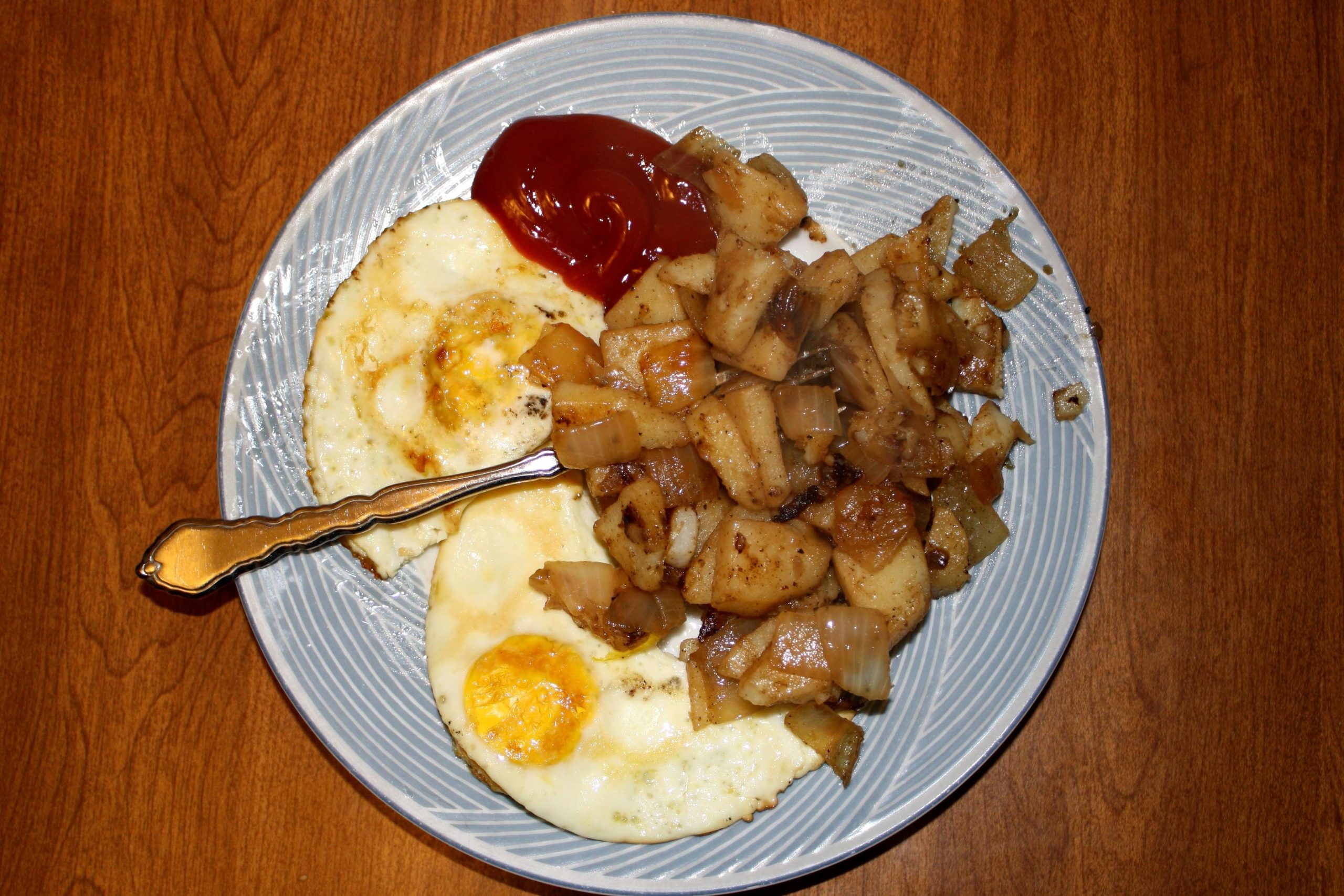 fried-eggs-home-fries-potatoes-with-ketchup