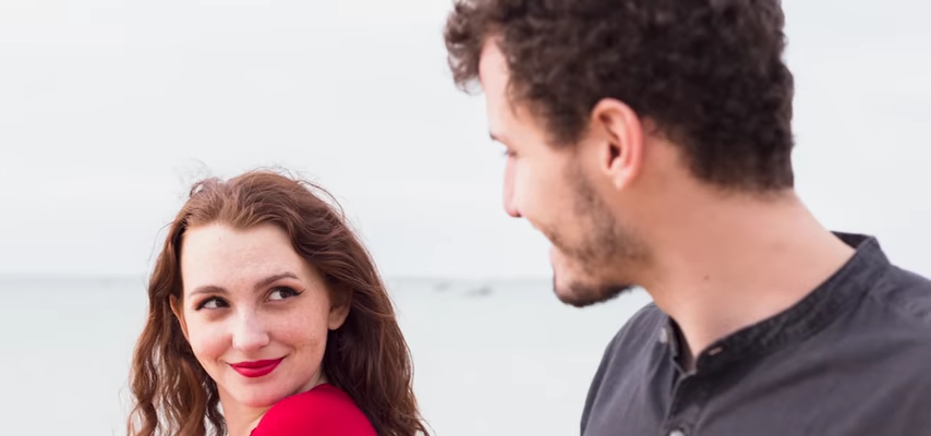747-40-proven-signs-a-woman-is-flirting-with-you-shes-interested-in-you-00-07-54