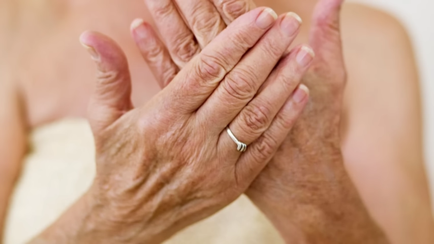 958-2-fast-remedies-for-dry-and-wrinkled-hands-that-work-00-00-07