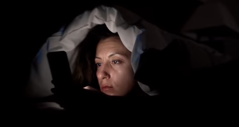958-how-blue-light-from-screens-affects-your-sleep-00-03-17