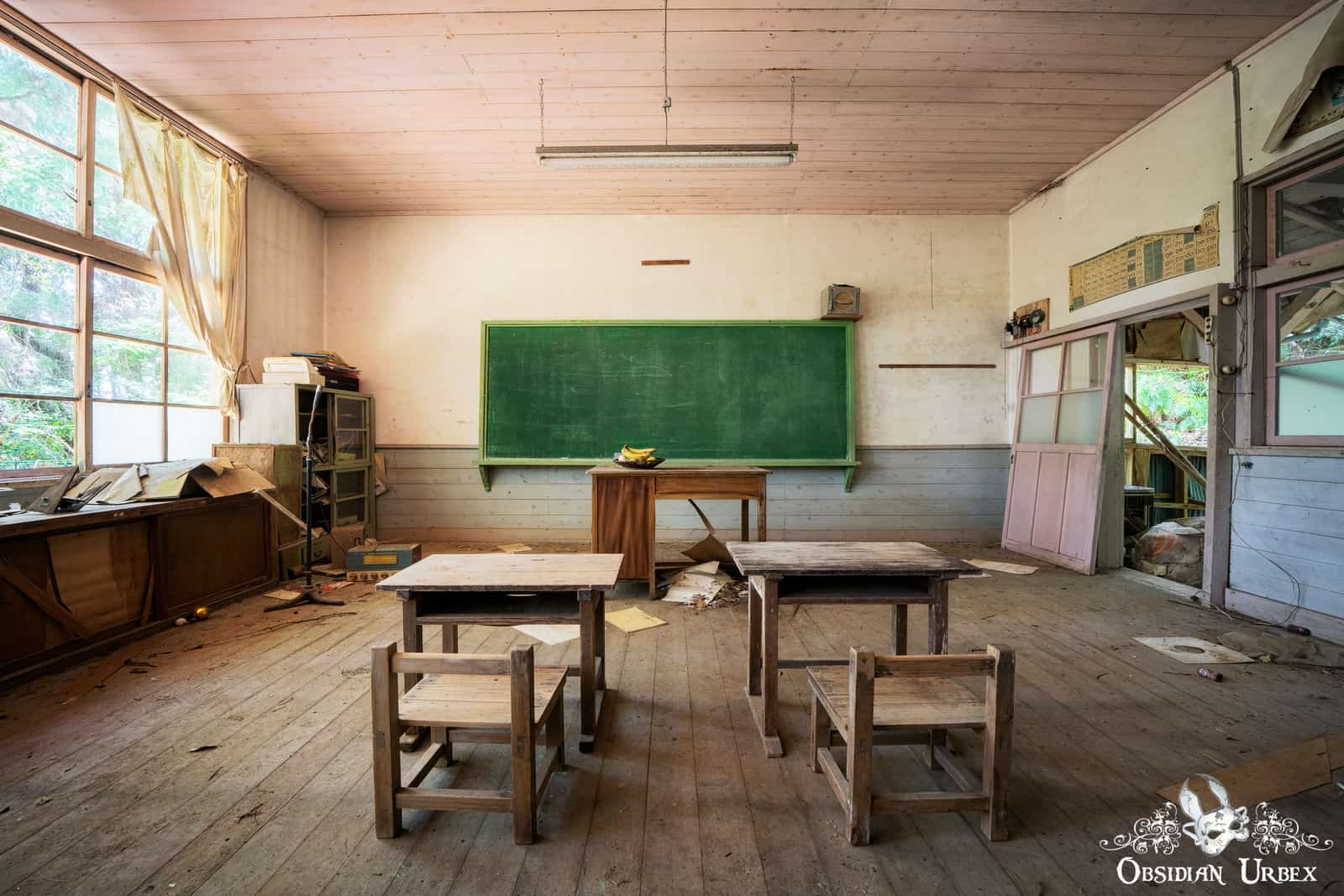 shizuoka-mountain-school-japan-haikyo-ruined-school-childrens-desks