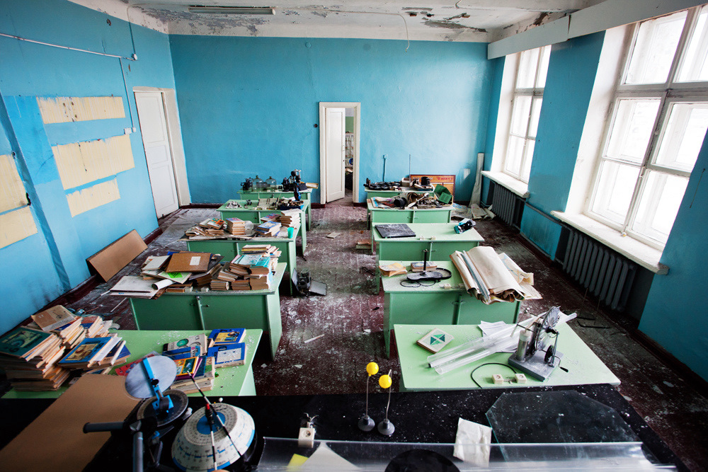 abandoned-school-kola-peninsula-russia-17