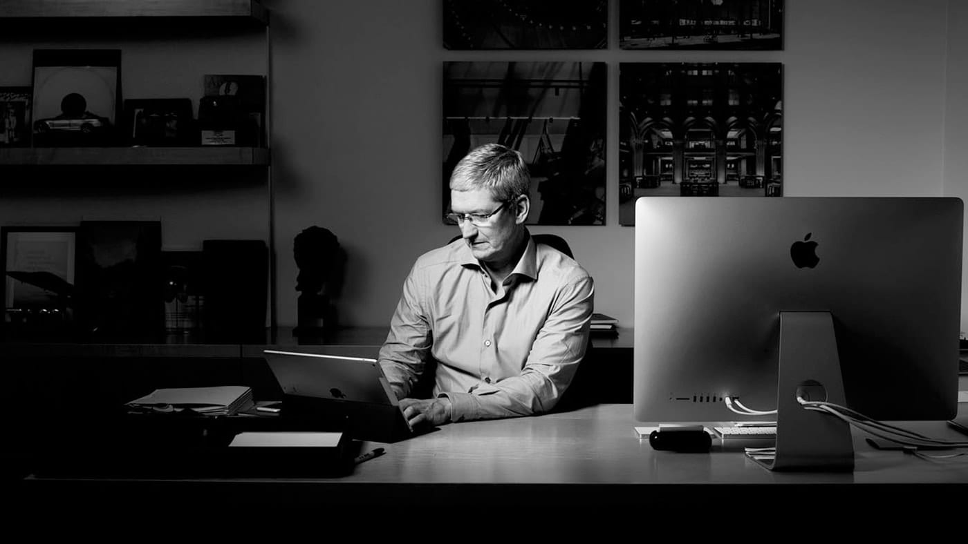 tim-cook-at-desk
