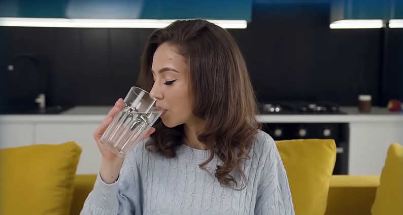 1035-this-will-happen-to-your-body-when-you-start-drinking-hot-water-every-day-00-00-46
