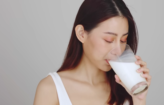 1045-drinking-milk-at-night-is-good-or-bad-for-health-reduce-stress-before-bed-with-1-cup-of-milk-00-00-05