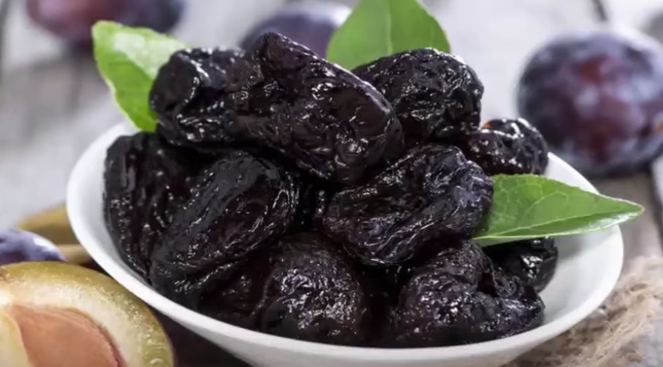 1048-how-your-body-can-change-if-you-eat-just-6-prunes-a-day-00-02-49