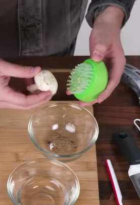 958-50-people-try-to-clean-mushrooms-basic-skills-challenge-epicurious-00-01-39