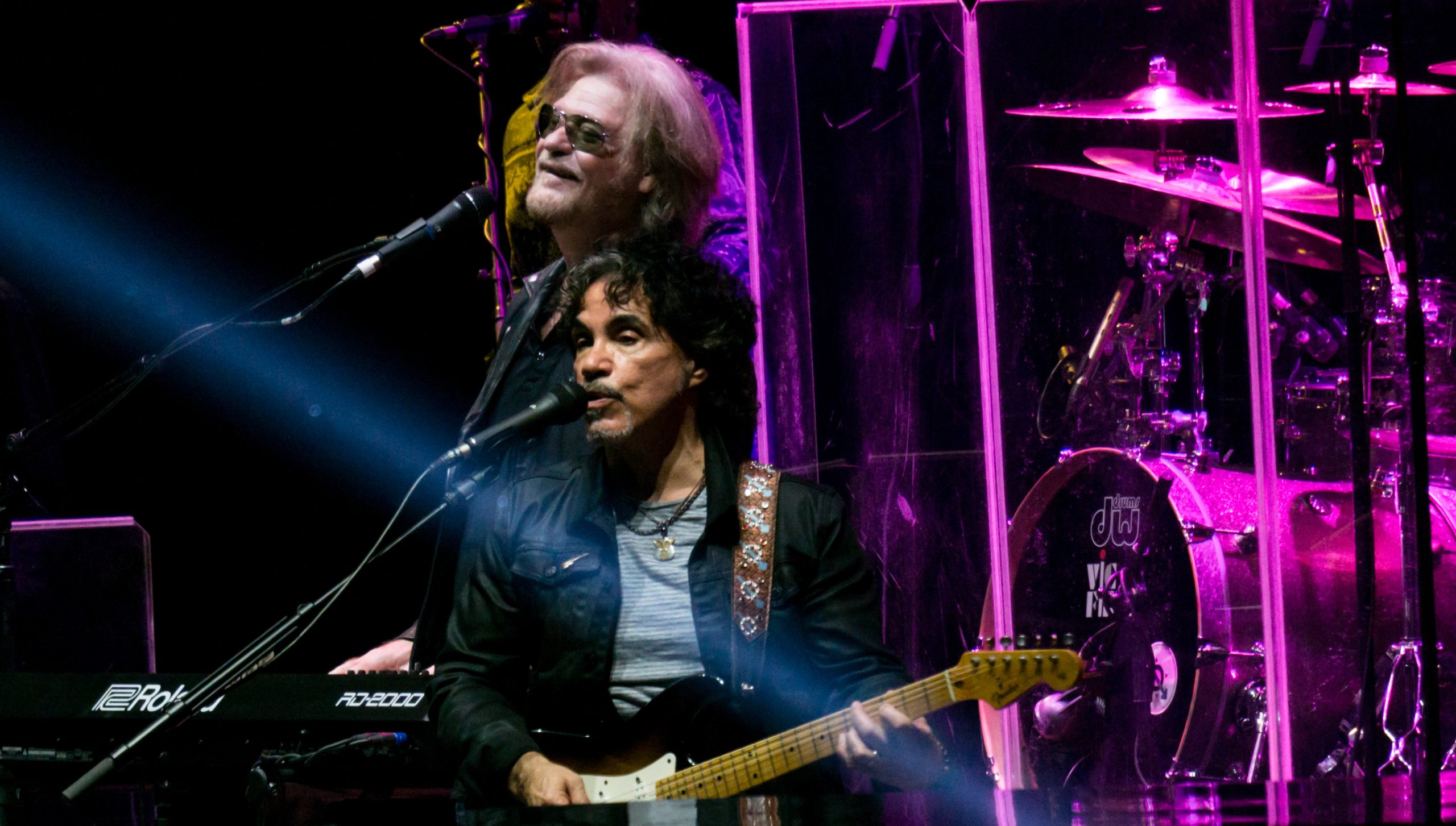 hall_and_oates_with_chris_isaak_-_the_o2_-_saturday_28th_october_2017_halloateso2281017-55_37601716094