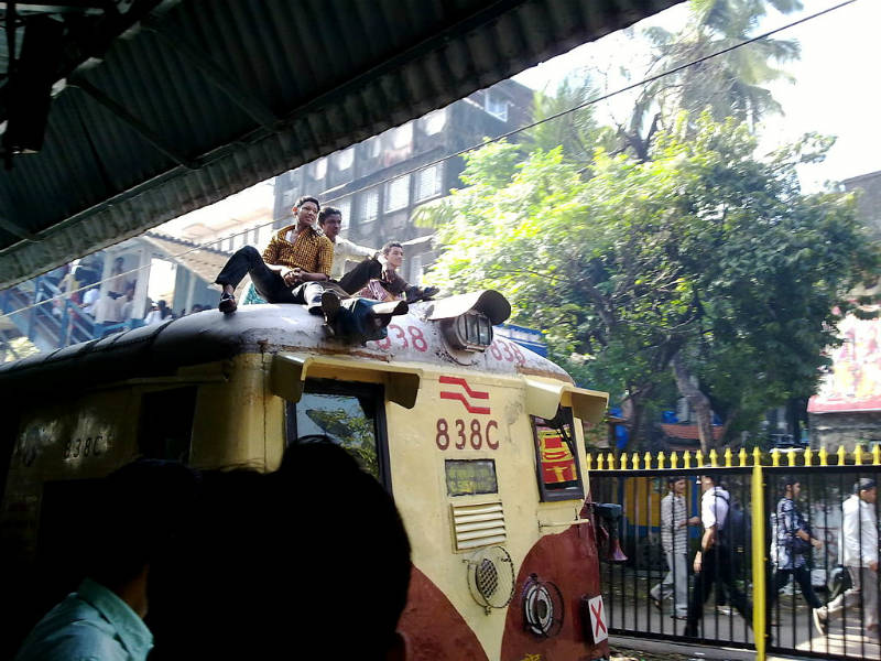passengers-on-the-roof-of-a-commuter-emu-train-in-india-by-unlistedsightings