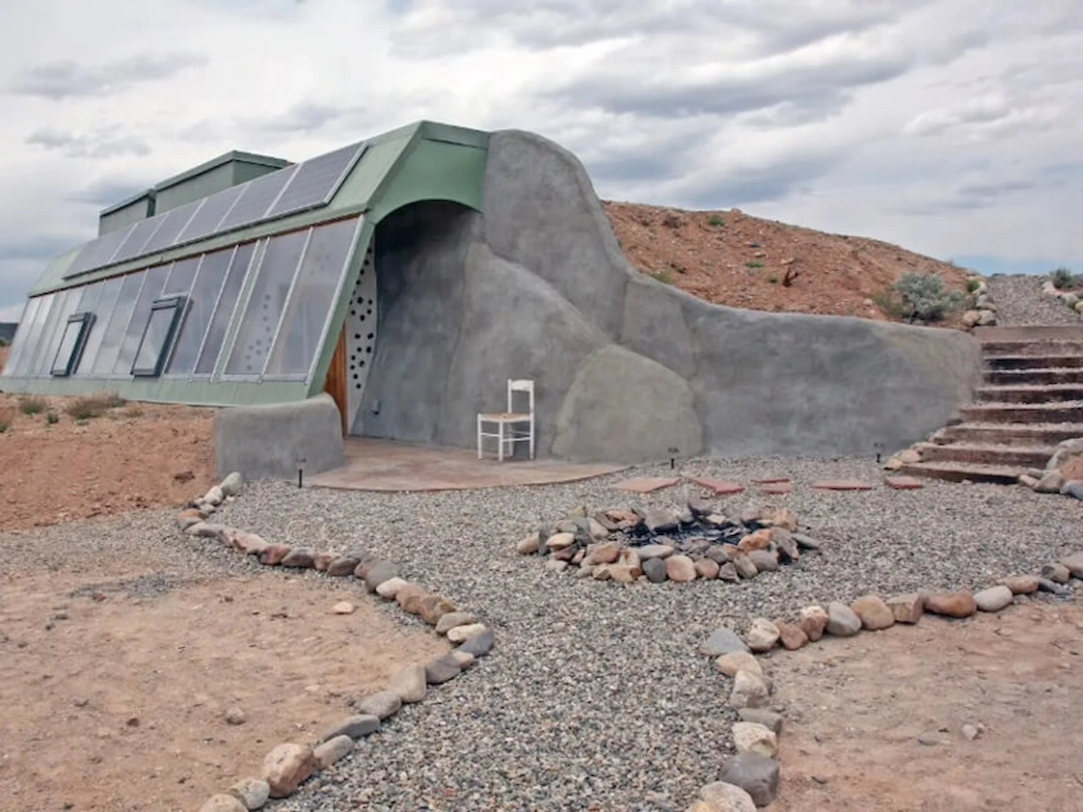 studio-earthship-airbnb