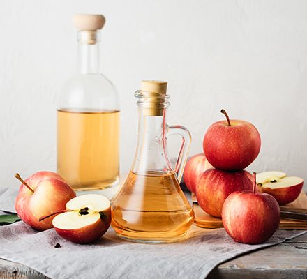 apple-cider-vinegar-and-apples