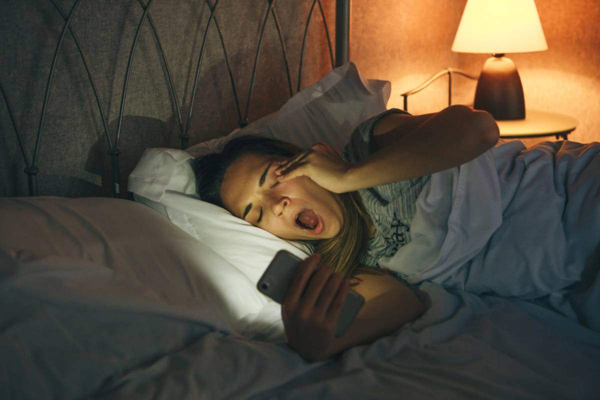 girl-with-a-cell-phone-yawns