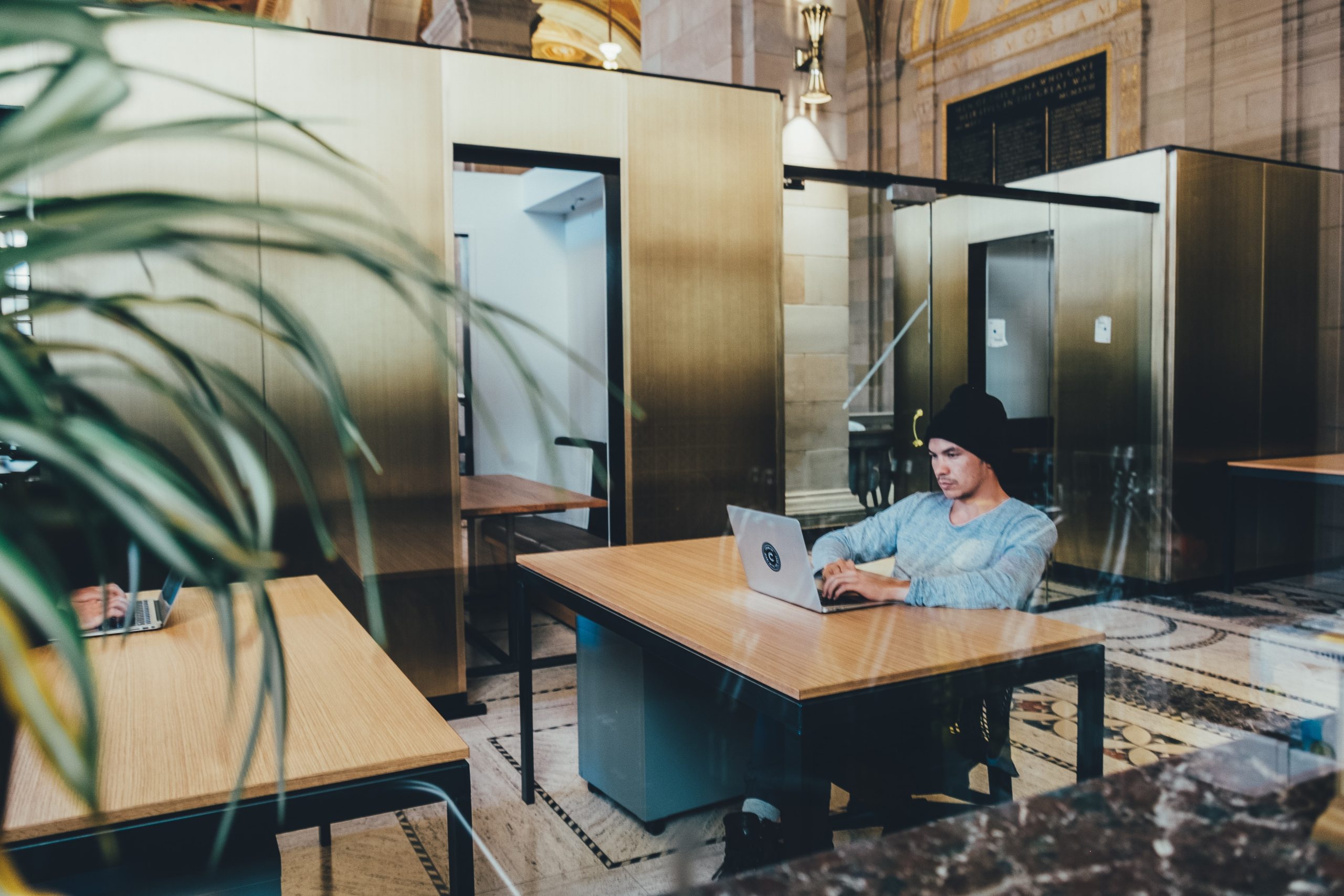 crew-ixhnbgtkjfw-unsplash