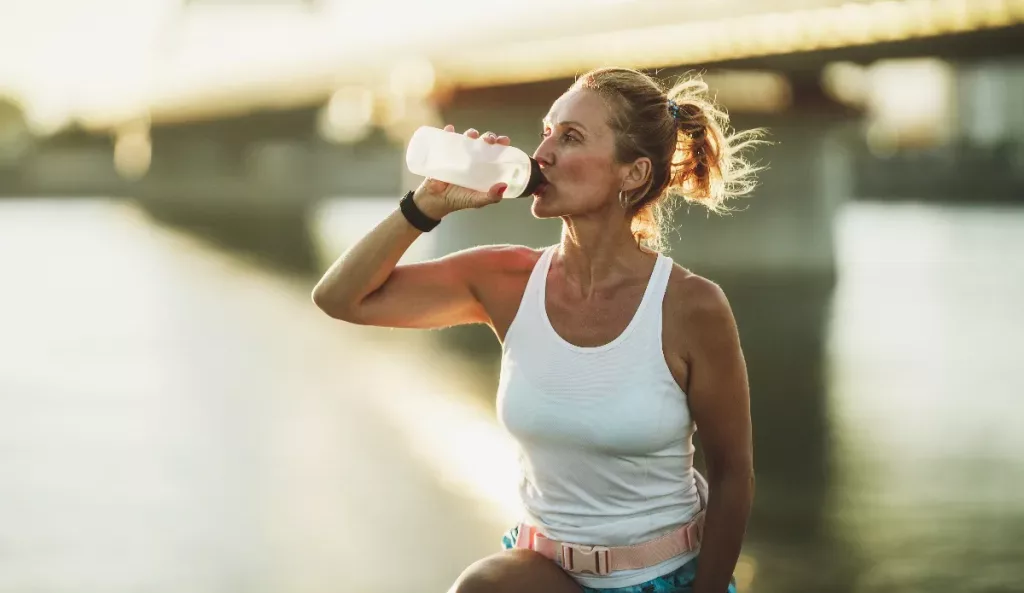 woman-drinking-water-resting-workout