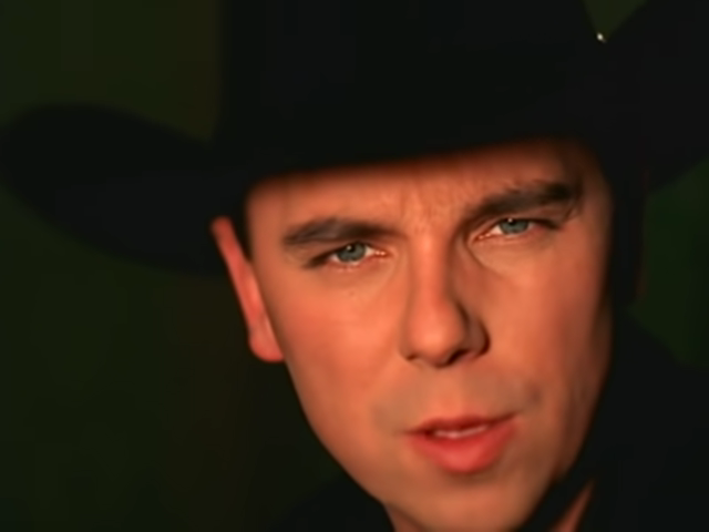1152-kenny-chesney-thats-why-im-here-official-video-00-01-11