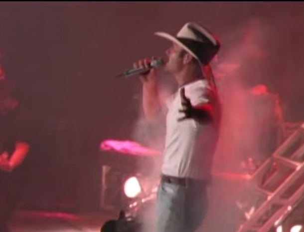 1152-tim-mcgraw-i-like-it-i-love-it-official-music-video-00-00-35