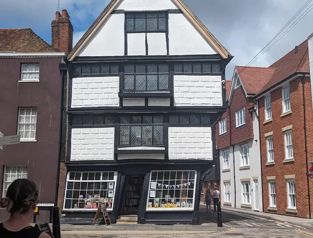 17th-century-crooked-house-in-canterbury-v0-oid2cwg95heb1