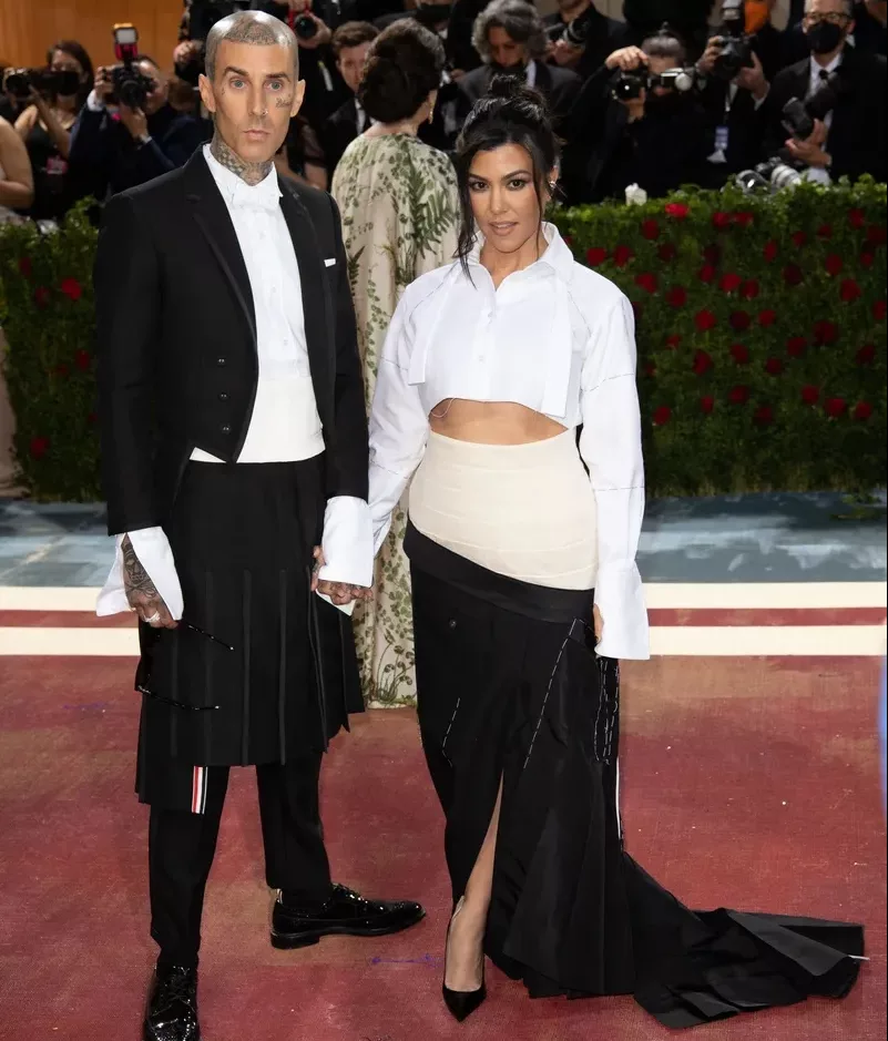 2j6nk7n-thekardashianfamilysbiggestfashionfails-kourtneykardashianandtravisbarker-jpg-pro-cmg