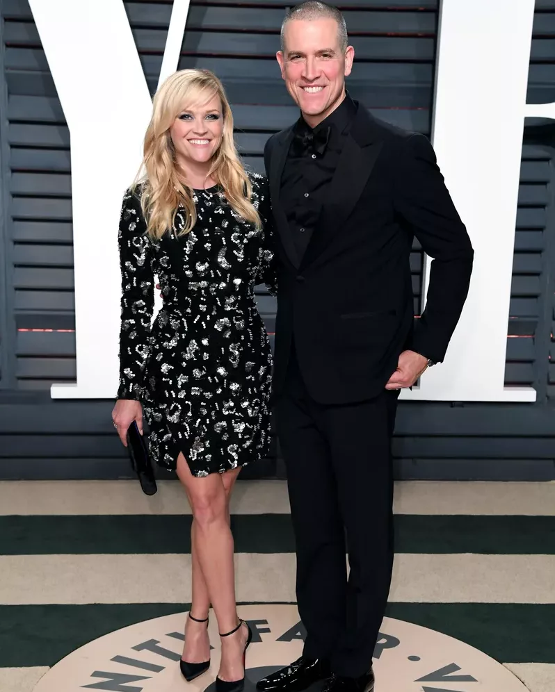 hr2w33-thesecelebritiesmarriedtheirbiggestfans-reesewitherspoonandjimtoth1-jpg-pro-cmg
