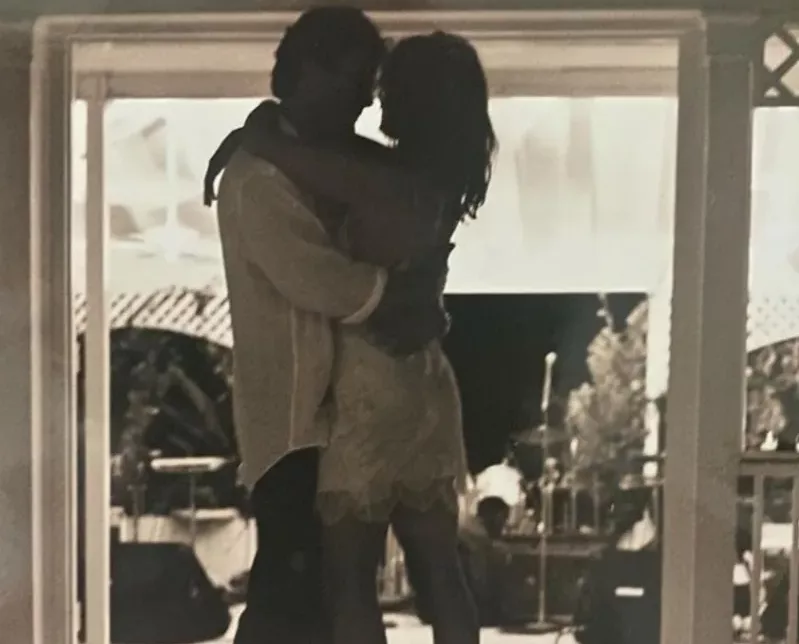 screenshot-2022-03-01-114256-cindy-crawford-and-rande-gerber-vintage-celebrity-weddings-that-will-transport-you-through-time-png-pro-cmg