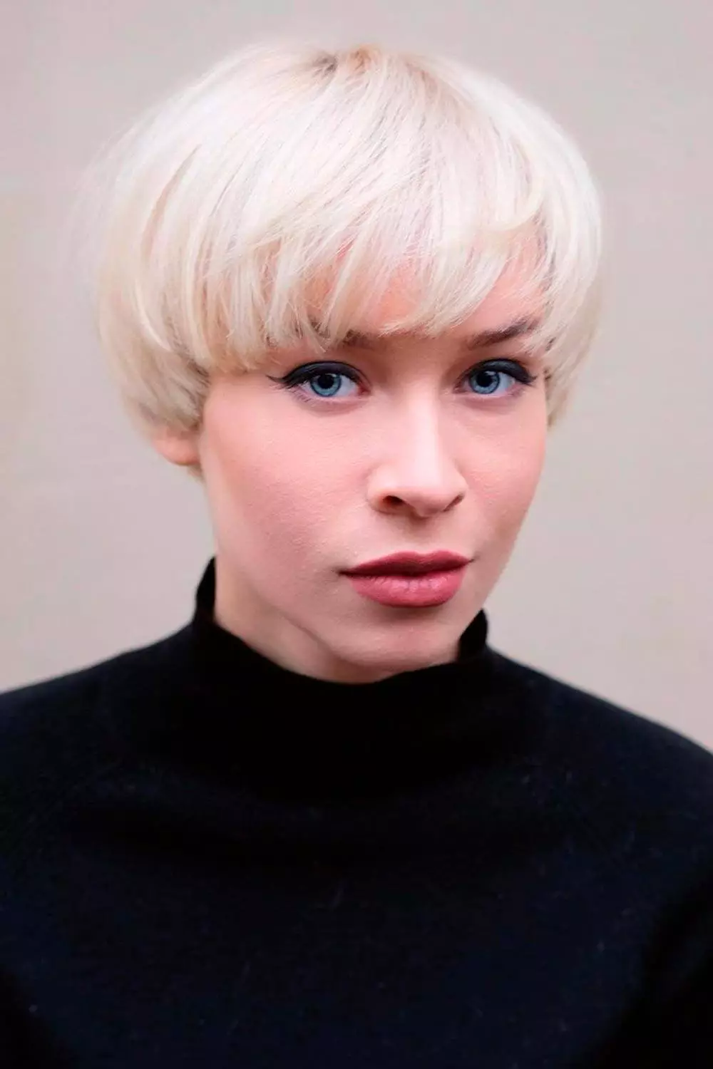big-forehead-hairstyles-ice-blonde-bowl19